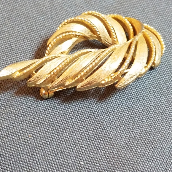 VTG Lisner brooch gold swirl textured 3d - Picture 4 of 10